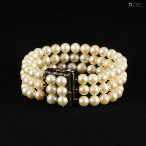 A sterking silver mounted pearls bracelet