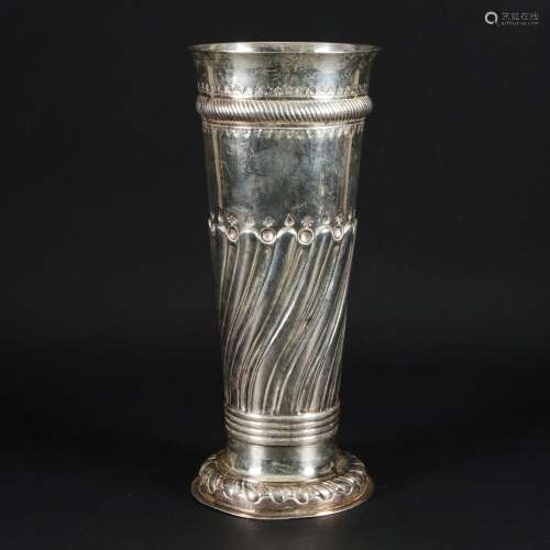 An English sterling silver vase, london, 1901