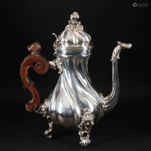 An Italian 800/1.000 silver coffee pot, Milan, Vallè