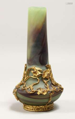 A SMALL ART NOUVEAU DESIGN MOTTLED GREEN GLASS BOTTLE VASE,o...