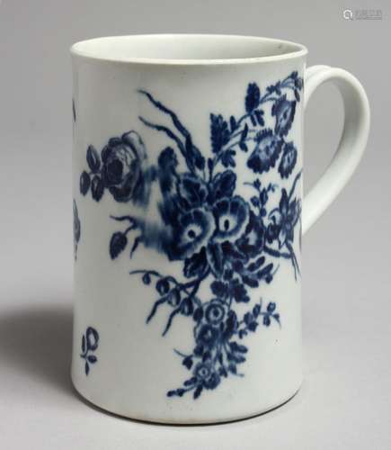 AN 18TH CENTURY WORCESTER MUG decorated with two large flora...