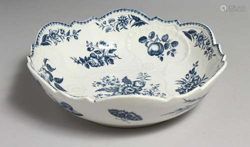 AN 18TH CENTURY WORCESTER JUNKET DISH OR SALAD BOWL, decorat...