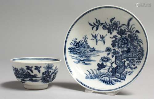 AN 18TH CENTURY WORCESTER TEA BOWL AND SAUCER, printed with ...