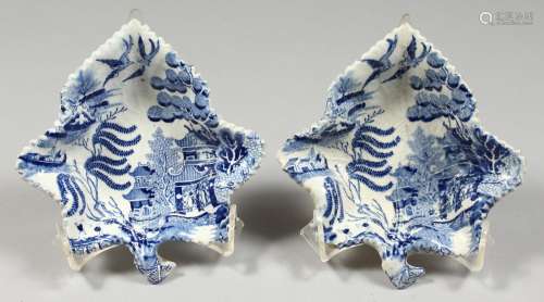 A PAIR OF STAFFORDSHIRE BLUE AND WHITE LEAF SHAPED PICKLE DI...