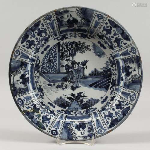 AN 18TH CENTURY DUTCH DELFT TIN GLAZED CIRCULAR DISH, painte...