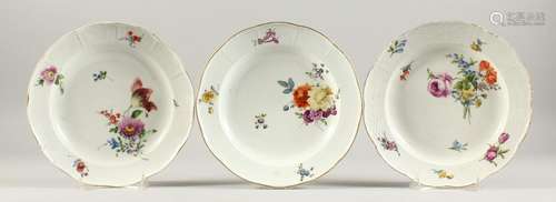 A SET OF THREE 19TH CENTURY MEISSEN CIRCULAR PLATES painted ...