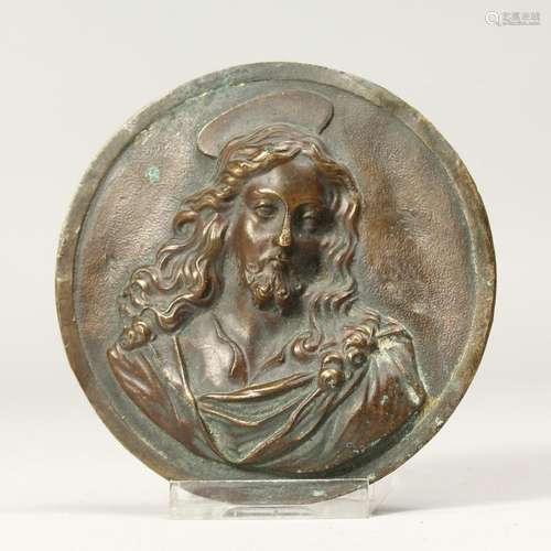 A SMALL BRONZE CLASSICAL PLAQUE OF CHRIST. 3.5ins diameter