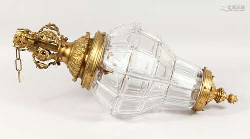 A GOOD 19TH CENTURY GILT METAL AND GLASS HANGING LIGHT.