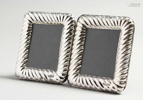 A PAIR OF ROPE EDGE SILVER PHOTOGRAPH FRAMES.