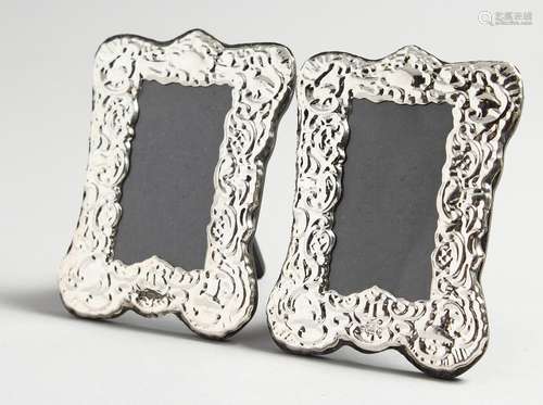 A PAIR OF SILVER PHOTOGRAPH FRAMES.