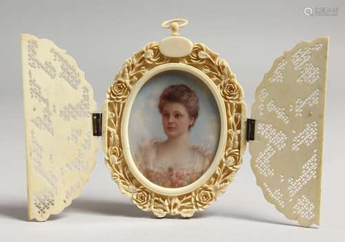 AN EDWARDIAN OVAL PORTRAIT MINIATURE OF A YOUNG LADY, bust l...