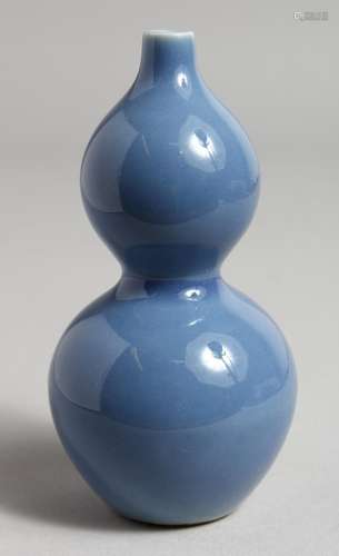 A SMALL CHINESE DOUBLE GOURD VASE. Blue square mark.