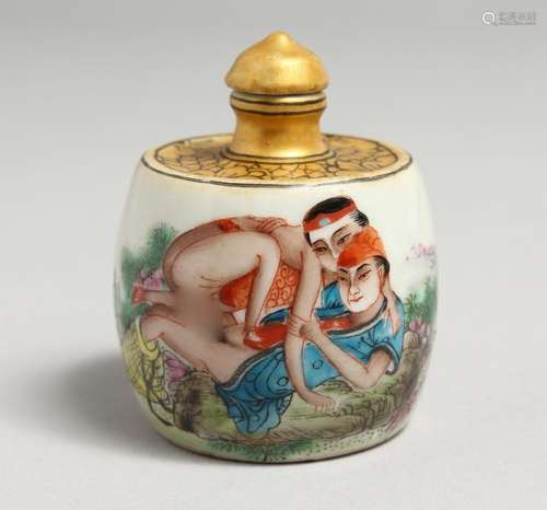 A CHINESE PORCELAIN EROTIC SNUFF BOTTLE.