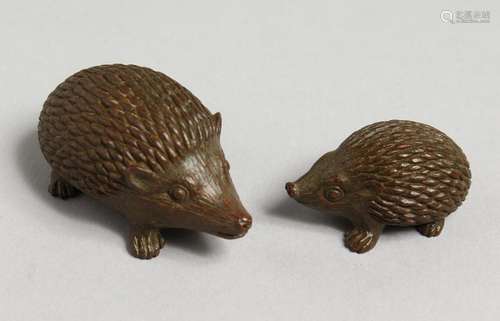 A PAIR OF JAPANESE BRONZE HEDGEHOGS. 2ins and 1ins.