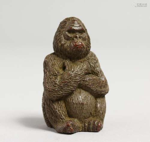 A SMALL JAPANESE BRONZE GORILLA. 1.75ins.