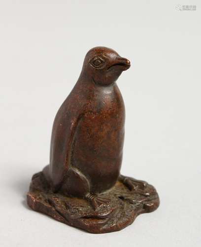 A SMALL JAPANESE BRONZE PENGUIN. 1.75ins.