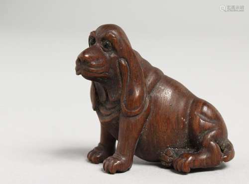 A SMALL JAPANESE CARVED WOOD DOG PENDANT.