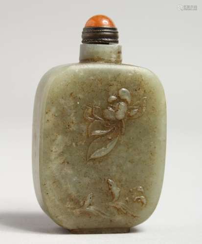 A CHINESE JADE SNUFF BOX. 2.5ins.