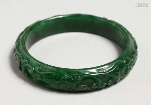 A CHINESE CARVED JADE BANGLE.