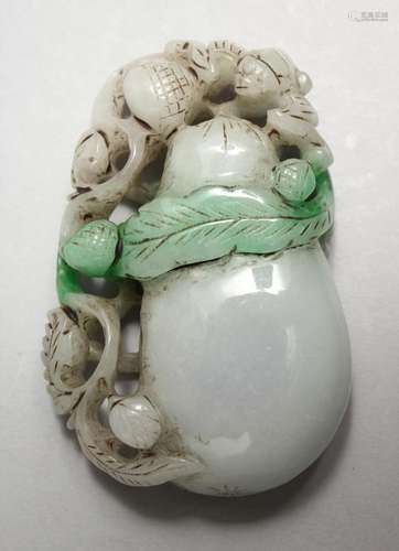 A LARGE CHINESE CARVED JADE PENDANT. 3ins x 2ins.