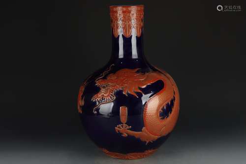 清乾隆-
墨地浮雕礬紅描金龍紋天球瓶