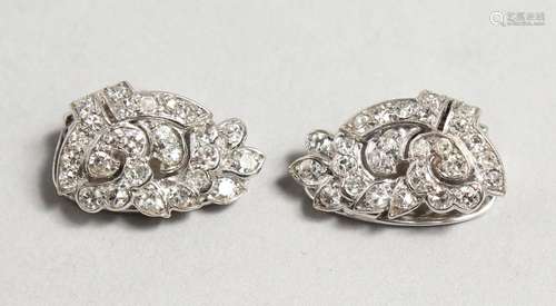 A GOOD PAIR OF 18CT GOLD DIAMOND DECO DESIGN EARRINGS.