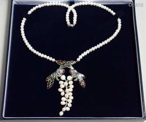 A SILVER AND PEARL PLIQUE DRAGONFLY NECKLACE.