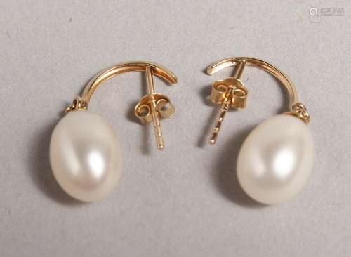 A PAIR OF 9CT GOLD CULTURED PEARL DROP EARRINGS.