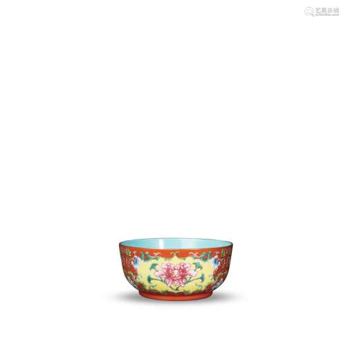清 「大清嘉慶年製」款胭脂紅地粉彩花卉紋碗