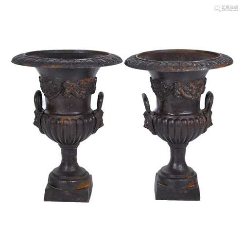 PAIR OF LARGE MEDICI-LIKE GARDEN KRATERS, 20TH CENTURY.