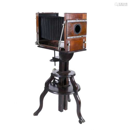 OLD CAMERA WITH BELLOWS OF CARLOS CABRERA, LATE 19TH-EARLY 2...