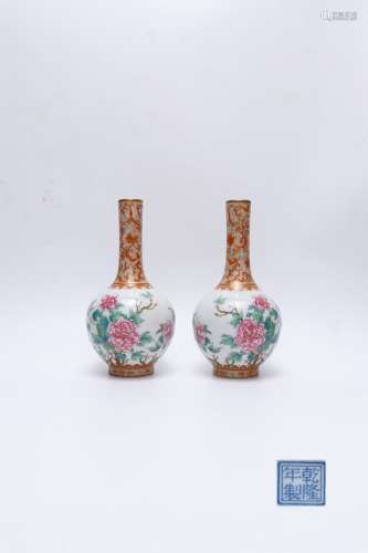 A Pair Of Qianlong Period Famille Rose Porcelain 