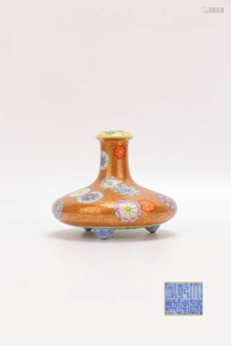 Qianlong Period Famille Rose Porcelain Gold Painted Flower V...