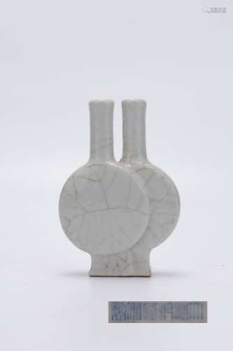 Qianlong Period Guan-Style Kiln Porcelain Bottle, China