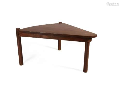 Pierre JEANNERET (1896-1967) triangle coffee table.