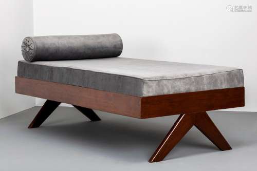 Pierre JEANNERET (1896-1967) Day Bed with V Legs.