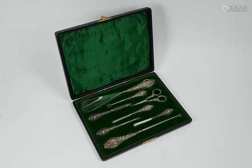 Edwardian cased silver-handled dressing set