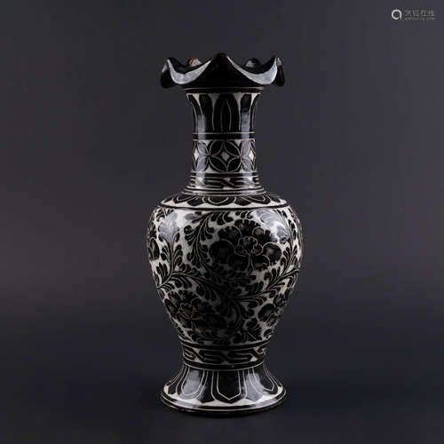 Black Glaze Incised Flaring Mouth Bottle Vase