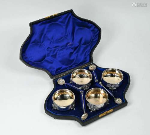 Victorian cased set of salts with spoons