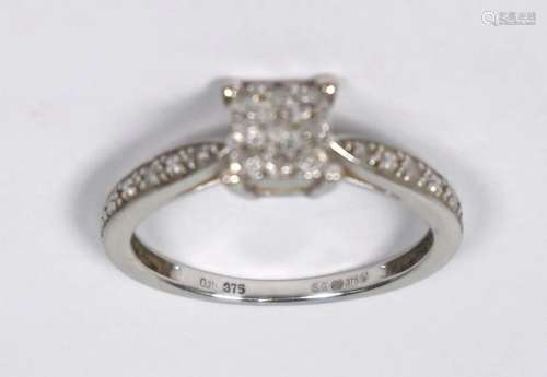 A square cluster diamond-set ring