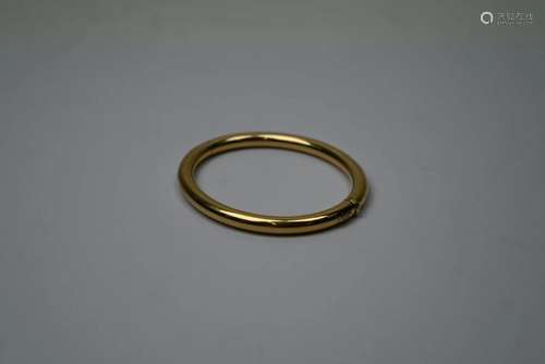 An 18ct yellow gold oval half-hinged bangle