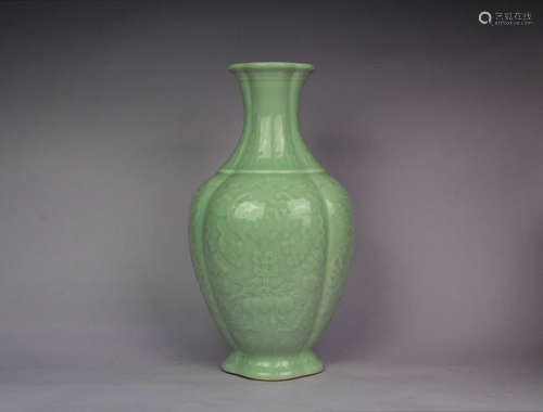 A Green Glaze Fushou Ruyi Pattern Porcelain Vase