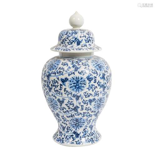 Blau-weiße Deckelvase, CHINA, 20. Jh. oder früher.