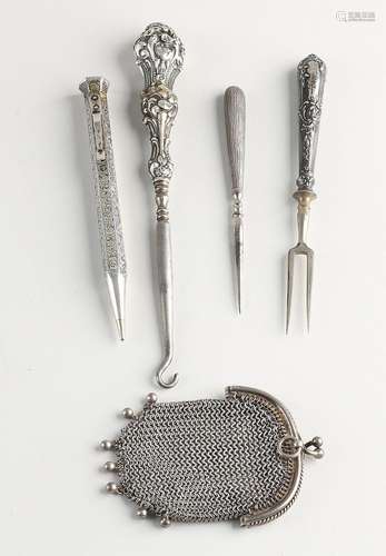 Lot silver with awl, pen and lace hook