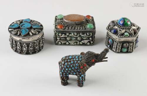 Lot Oriental with 3 boxes and an elephant