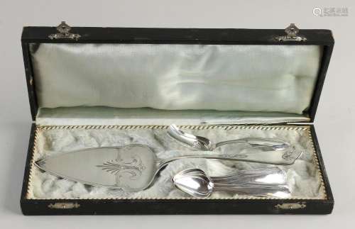 Cake server with spoons