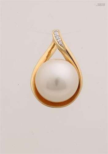 Yellow gold pendant with pearl and diamond