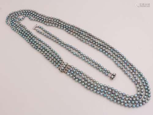 Capital necklace and bracelet of gray cultured pearls