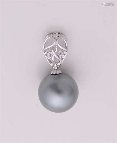 White gold pendant with pearl and diamond