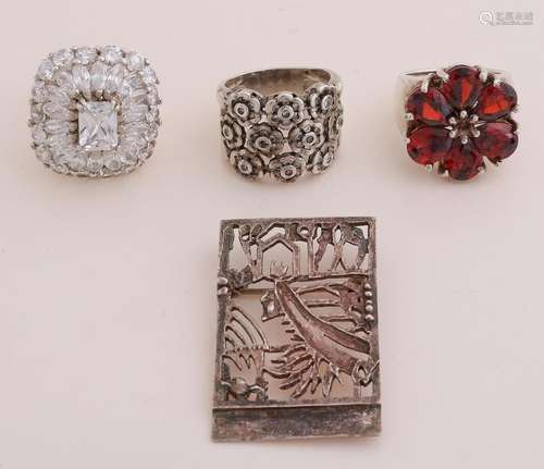 Lot with silver jewelry